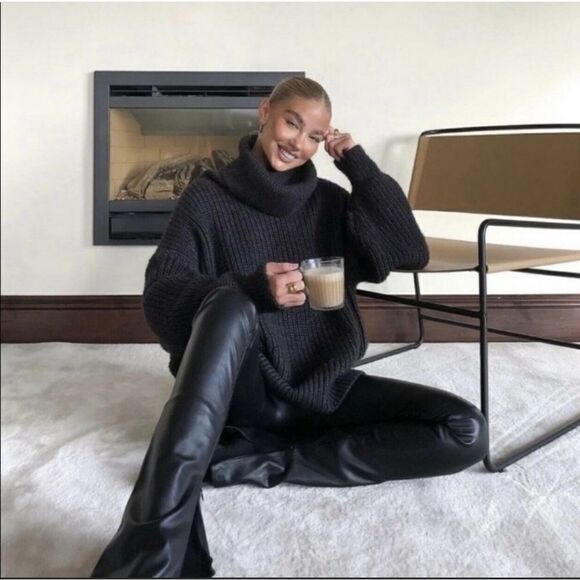 Zara Blogger Fave Faux Leather Pleated High Rise Pants - Picture 2 of 13